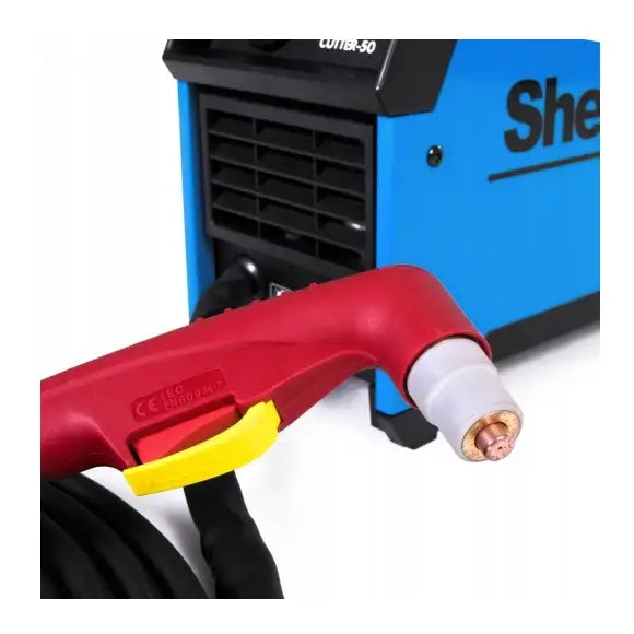 Plasmaskjærer Sherman Cutter med rødt og gult håndtak koblet til blå maskin, sidevisning av metallspiss.