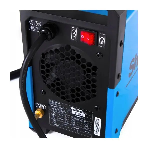 Plasmaskjærer Sherman Cutter 50K bakside med synlig vifte, strømbryter og tekniske spesifikasjoner på etikett.