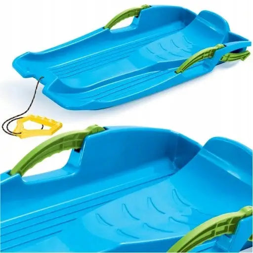 Blå plastake for barn med grønne bremsehåndtak og gult snøre, helfigur og detalj mot hvit bakgrunn.