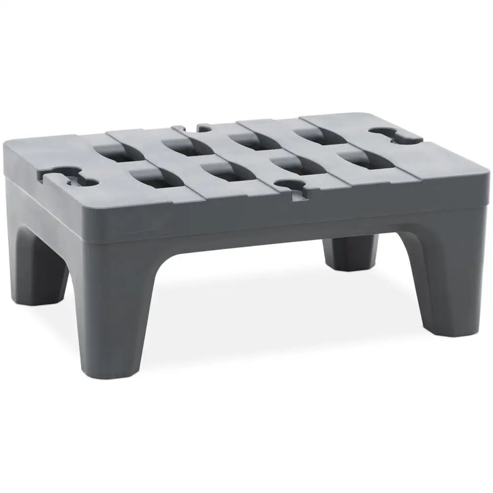 Plastpall for lager, grå plattform sett forfra med fire ben og rillet, perforert topp for ventilasjon.