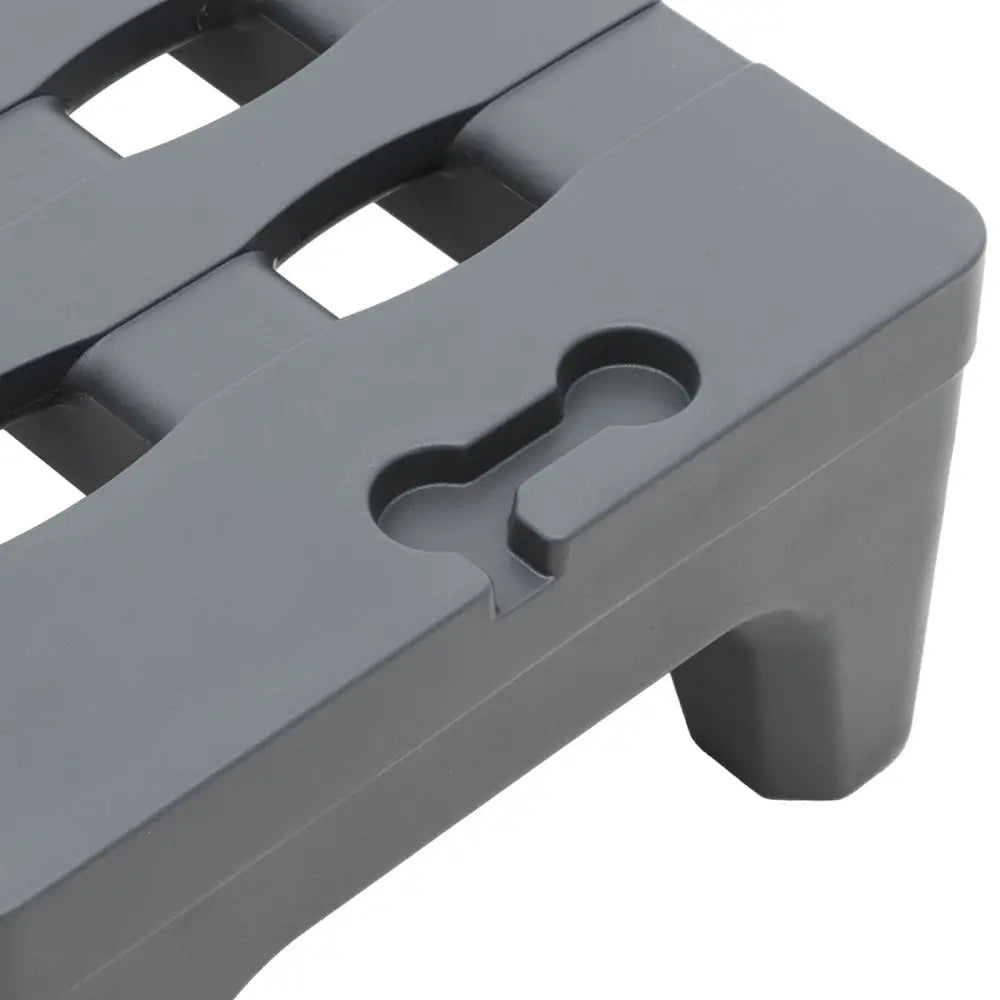 Plastpall for lager, nærbilde av hjørne med nøkkelhullformet detalj og mørkegrå overflate med utsparinger.