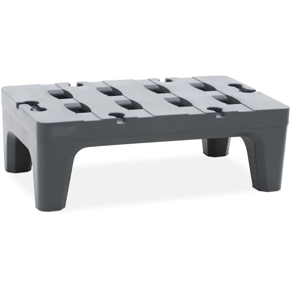 Plastpall til lager, grå modell med åpne håndtakshull og avlange spor, vist fra skrå vinkel på fire ben.