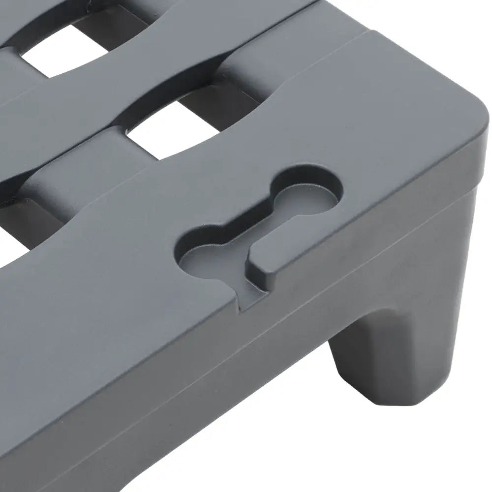 Plastpall for lager, nærbilde av hjørne med nøkkelhullåpning, rillestruktur og solide ben for styrke.