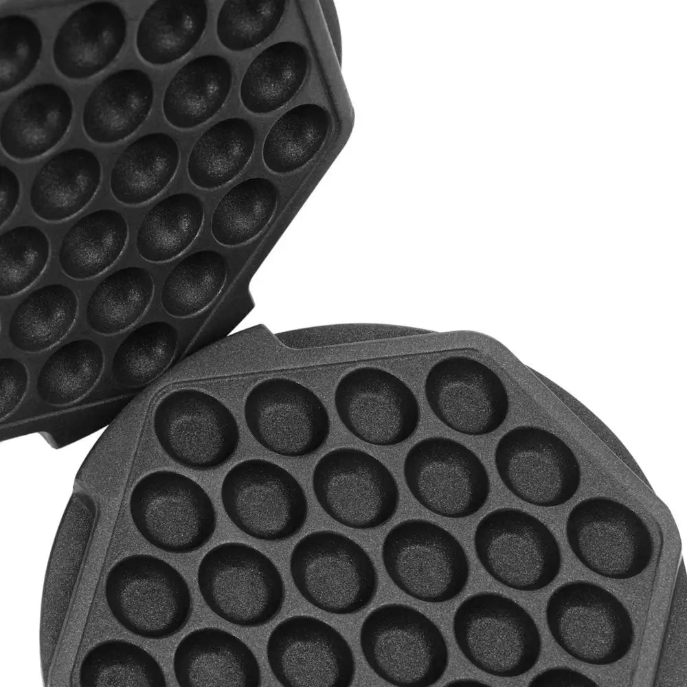 Plater for boblevaffeljern, nærbilde av to sekskantede støpejernsformer med markerte runde fordypninger.