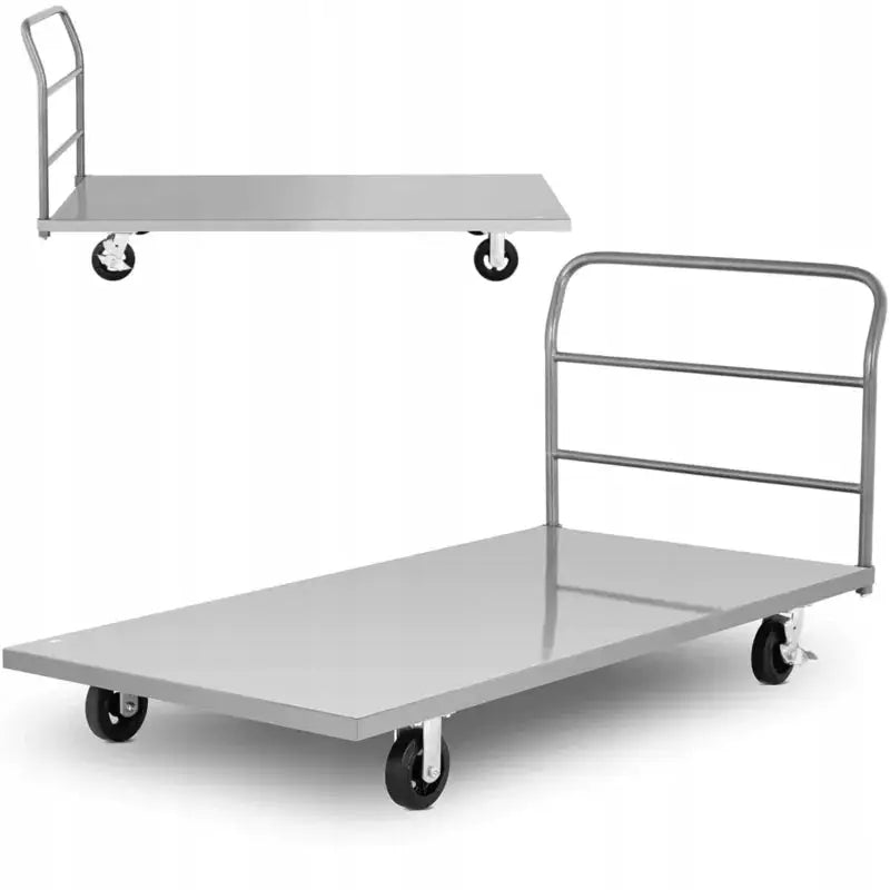 Plattform tralle i sølvfarget metall med stor lasteflate og fire hjul, sett fra skrå sidevinkel.