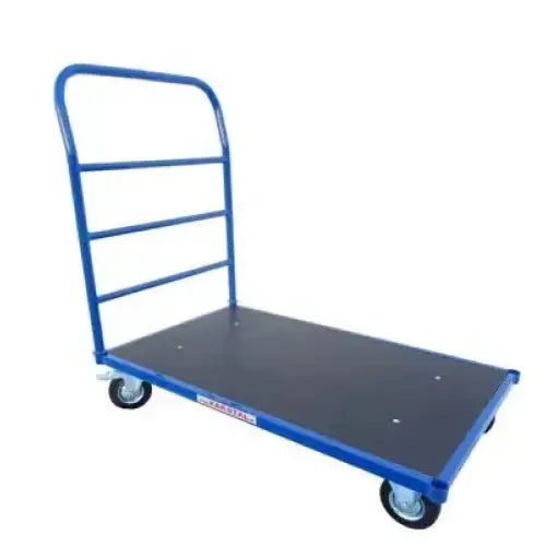 Plattformvogn 120x80, blå stålrørsramme og sort lasteplate sett fra skrå front med synlige hjul.