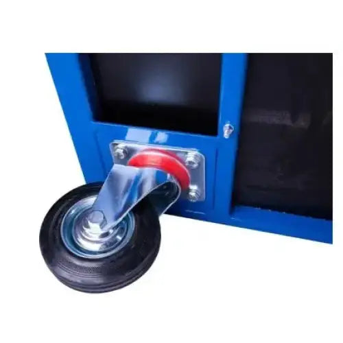 Plattformvogn, nærbilde av sort hjul med rød feste og sølv monteringsplate mot blå ramme.