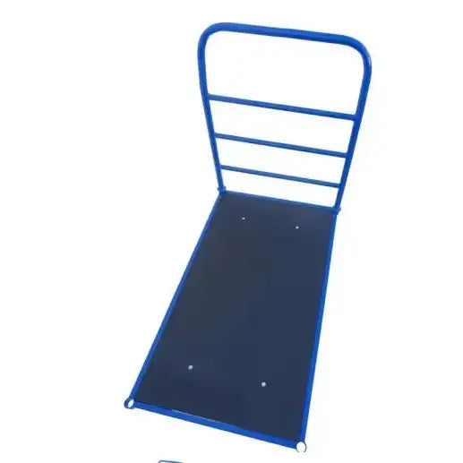Plattformvogn med blå metallramme og sort plate, skrå vinkel som fremhever bøylehåndtaket på enden.