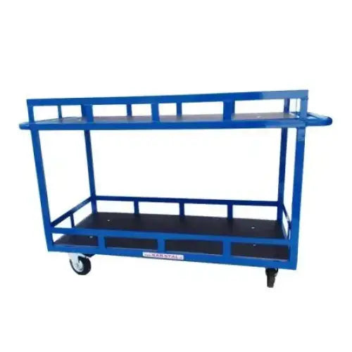 Plattformvogn med to blå metallhyller, åpne sider og fire hjul, sett fra skrå front mot hvit bakgrunn.