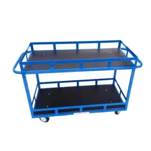 Plattformvogn med to svarte hyller og blå ramme, sett skrått forfra med synlige hjul og håndtak.