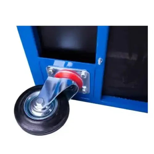 Plattformvogn 2 Hyller, nærbilde av sort gummihjul med rød detalj på blått metallchassis fra siden.