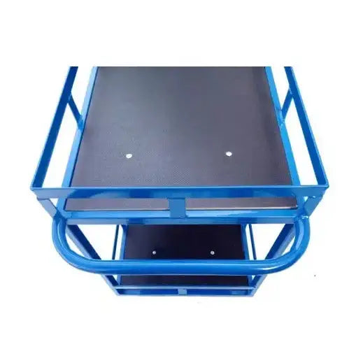 Plattformvogn med to hyller, blå metallramme og sort lasteflate, sett rett ovenfra med synlig håndtak.