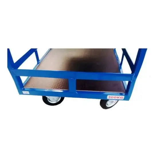 Plattformvogn med to hyller, blå metallramme, nettingbunn og synlig 300 kg vektbegrensning fra siden.
