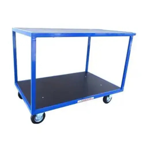 Plattformvogn med to hyller, blå metallramme og sort bunnhylle, vist fra skrå vinkel med fire hjul.