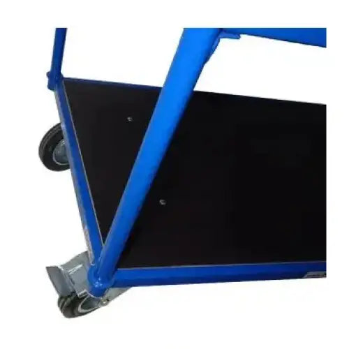 Plattformvogn med fem hyller, detalj av sort nedre hylle, blå ramme og sorte hjul med synlige skruer.