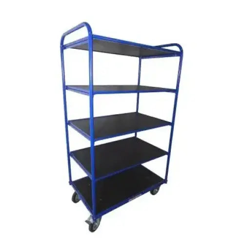 Plattformvogn med fem sorte hyller og blå ramme, sett fra skrå vinkel med synlige hjul for mobilitet.