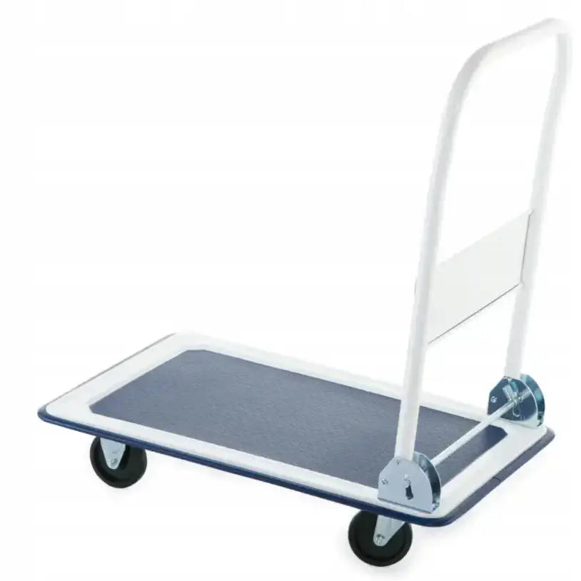 Plattformvogn med hvit ramme og mørk blå lasteflate, sett skrått bakfra med fire sorte hjul og solid håndtak.