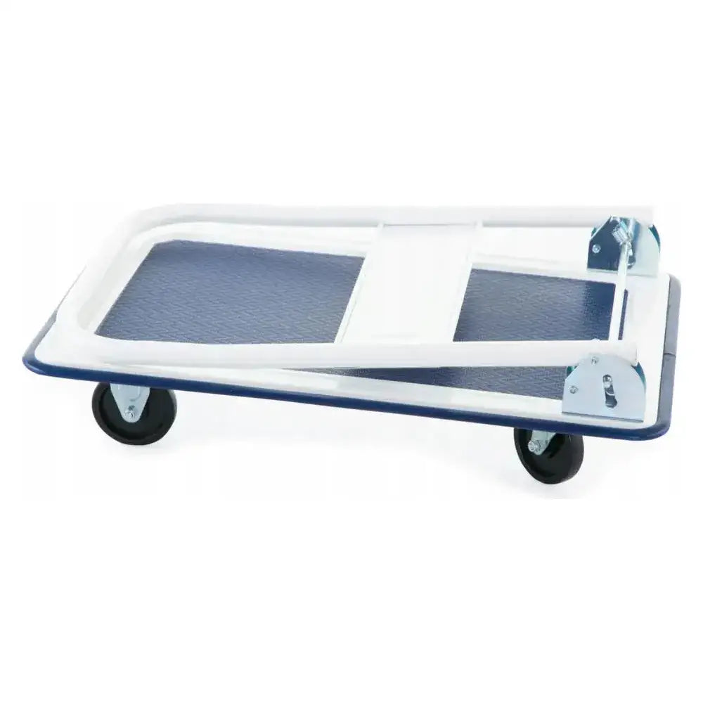 Plattformvogn med blå lasteflate, hvit ramme, sammenleggbart håndtak og fire sorte hjul, sett fra siden.