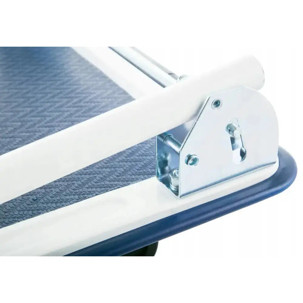 Plattformvogn, detaljert nærbilde av hvitt håndtak, blå overflate og låsemekanisme med synlige skruer.