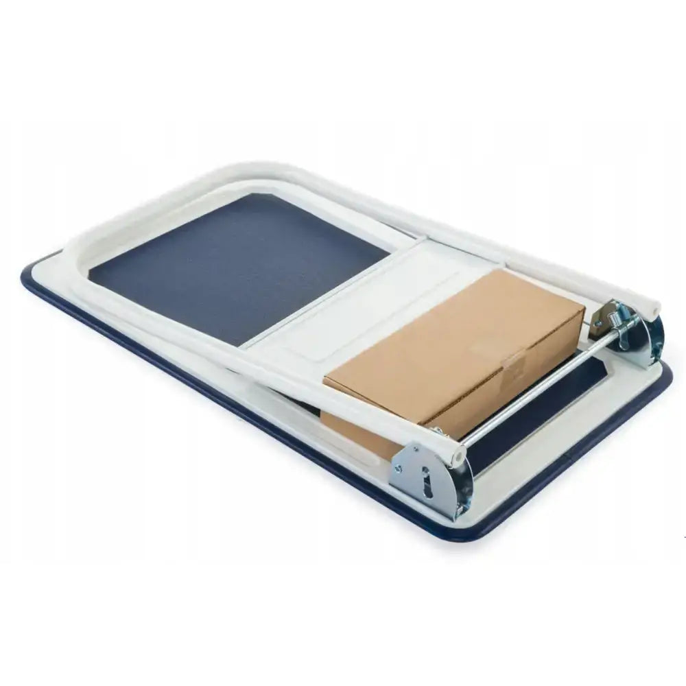 Plattformvogn i hvit og blå, sammenlagt med felt håndtak og brun pappeske plassert oppå brettet.