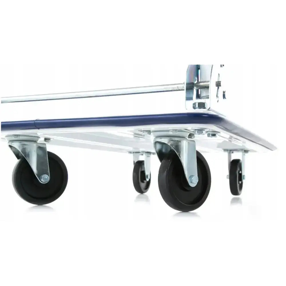 Plattformvogn, nærbilde av fire sorte svingbare hjul under blåkantet plattform sett fra lav vinkel.