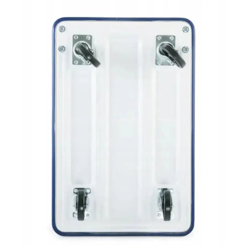 Plattformvogn med hvit plastplate, fire sorte hjul og blå kant, sett ovenfra med fokus på understellet.