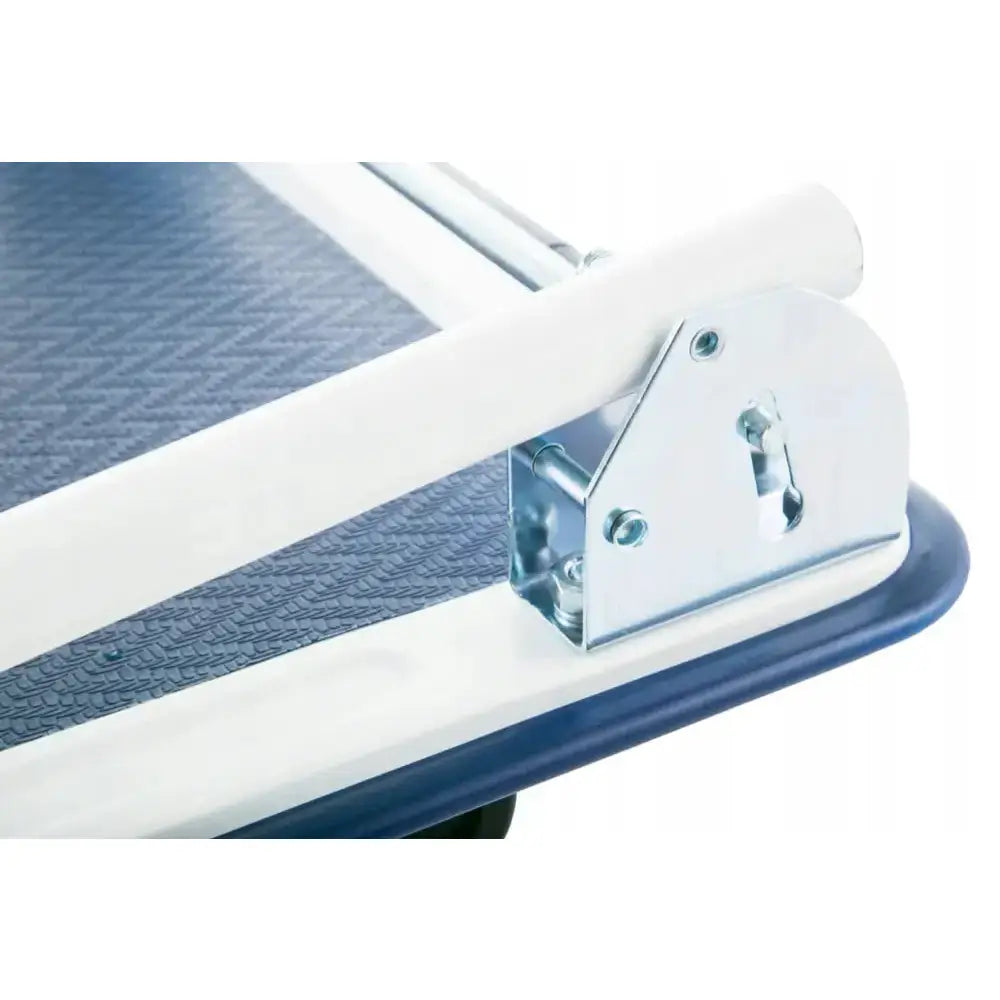 Plattformvogn med blått mønstret underlag, nærbilde av hvit bøyle, metallfeste og robust låsemekanisme.