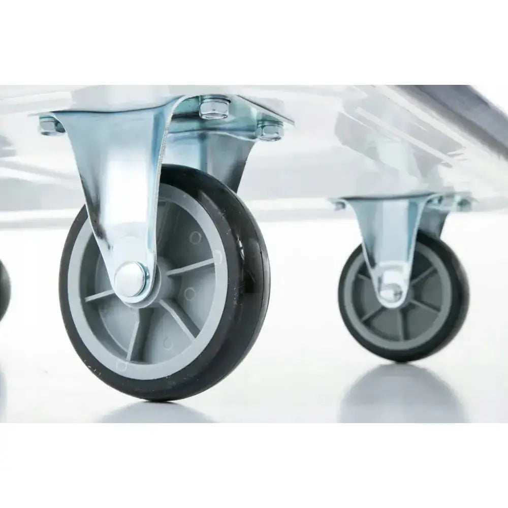 Plattformvogn, nærbilde av grå plast- og gummihjul montert på metallramme mot lyst underlag.