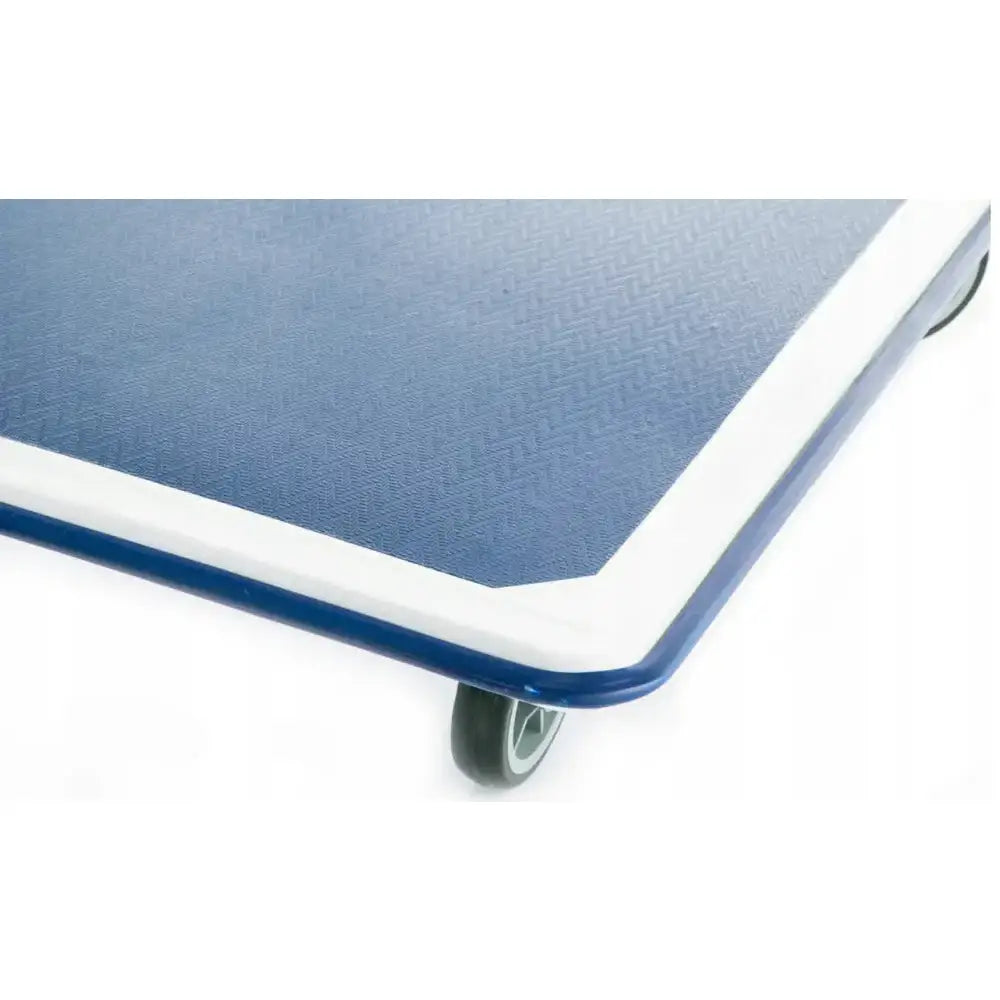 Plattformvogn, nærbilde av blått hjørne med strukturert overflate, hvit kant og ett robust hjul.