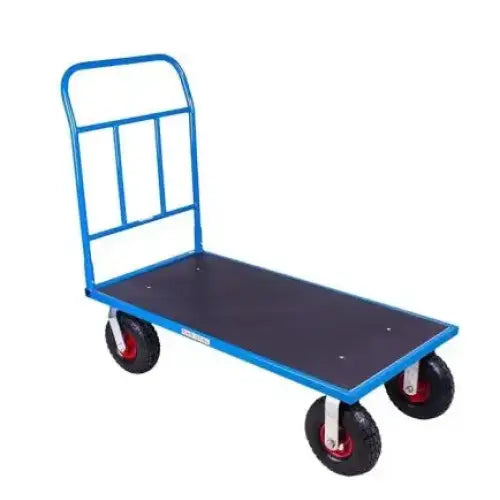 Plattformvogn med oppblåsbare hjul 120x80, blå tralle sett fra siden med metallhåndtak og store hjul.