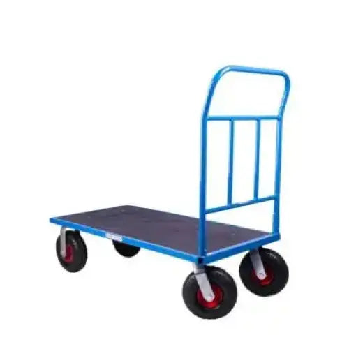 Plattformvogn med oppblåsbare hjul, blå ramme og sort lasteflate, sett fra skrå vinkel med røde hjuldetaljer.