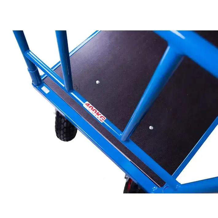 Plattformvogn med blå ramme og robuste oppblåsbare hjul, nærbilde av hjørne med synlig 400 KG etikett.