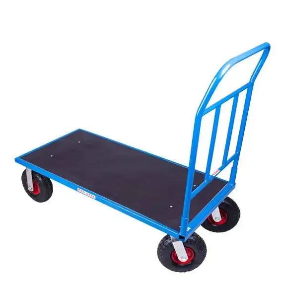 Plattformvogn med oppblåsbare hjul, blå metallramme og sort lasteplate, sett skrått ovenfra med høyt håndtak.