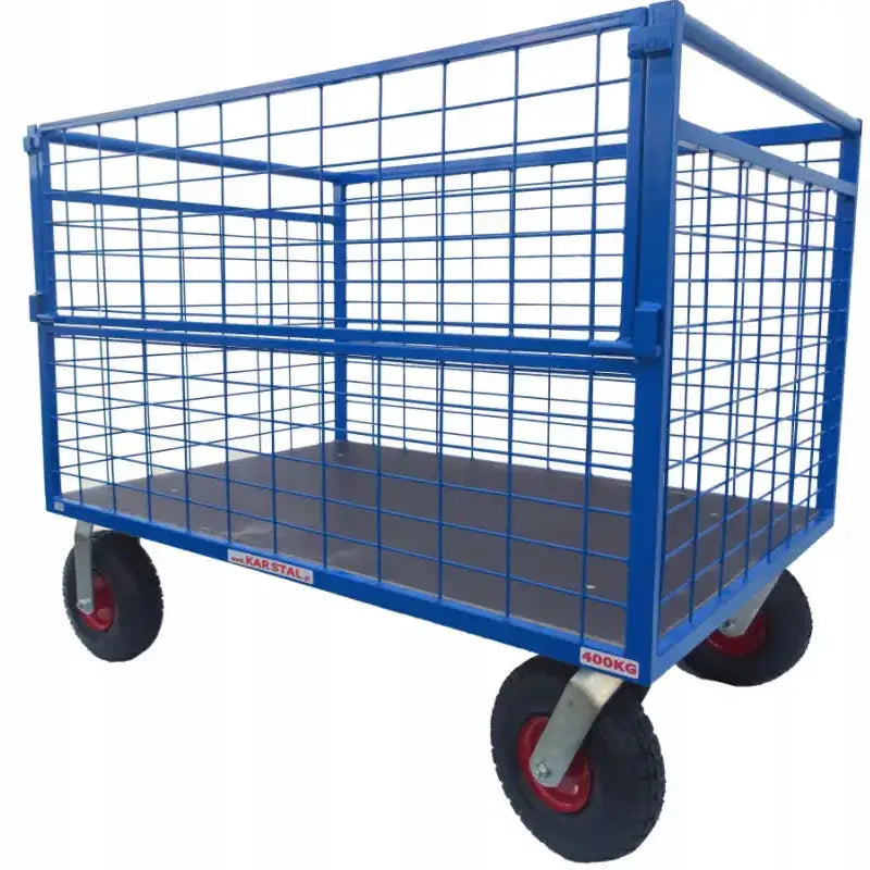 Plattformvogn Nettingboks 120x80 med blå metallramme, nettingvegger og sorte hjul, sett skrått forfra.