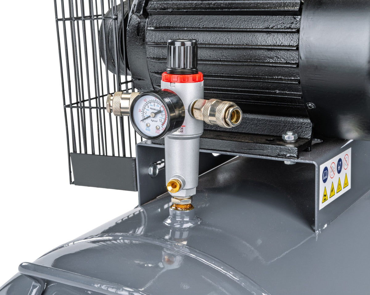 Powermat kompressor, trykkregulator sett fra siden med manometer, hurtigkoblinger og tappeventil