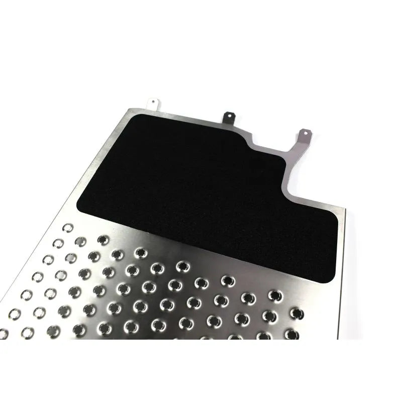 Gulvplate med grip tape-overflate montert i BMW E92 for drift og rally