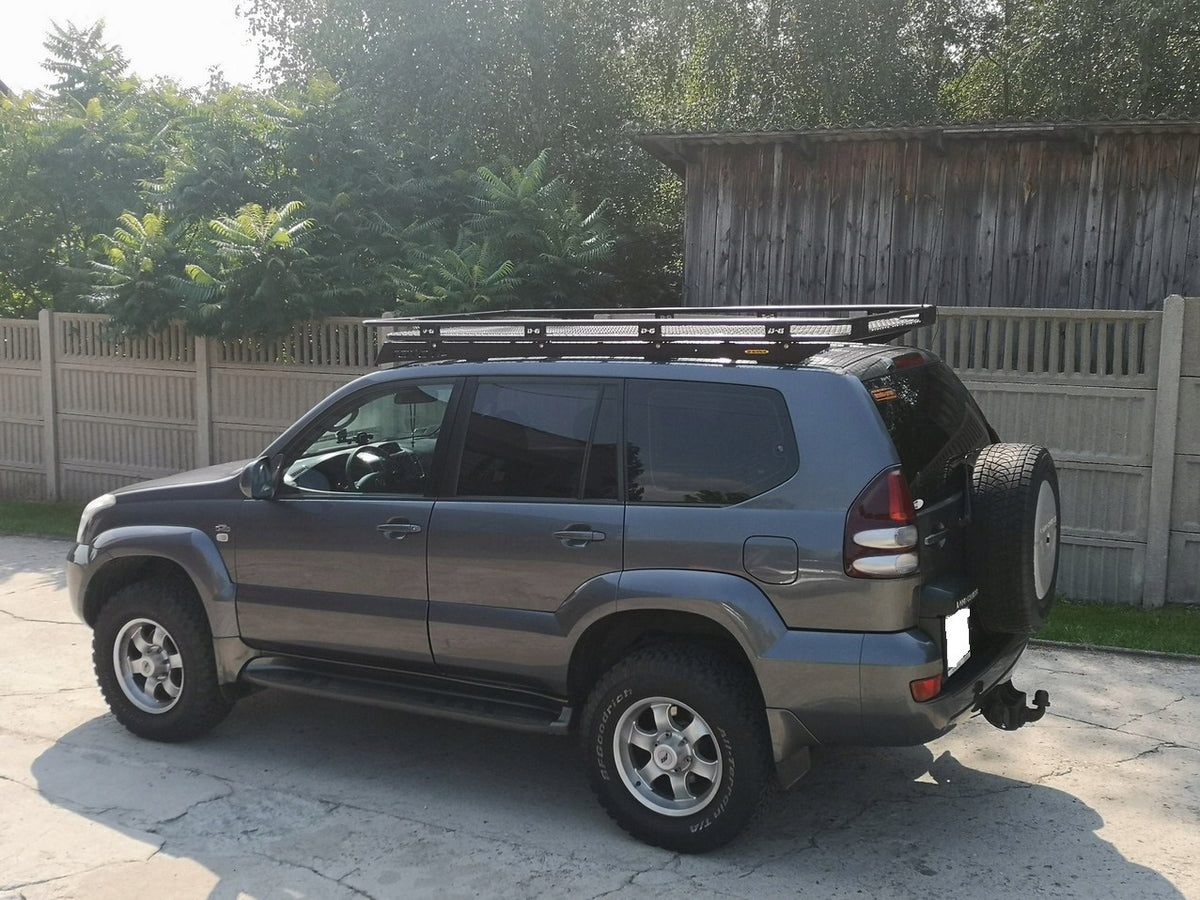Toyota Land Cruiser J120 takstativ med plass til ekspedisjonsutstyr og bagasje