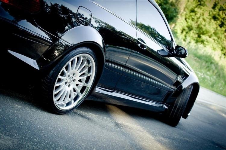 Alle deler i CLK W209 Black Series bodykit utlagt samlet, oversiktsbilde