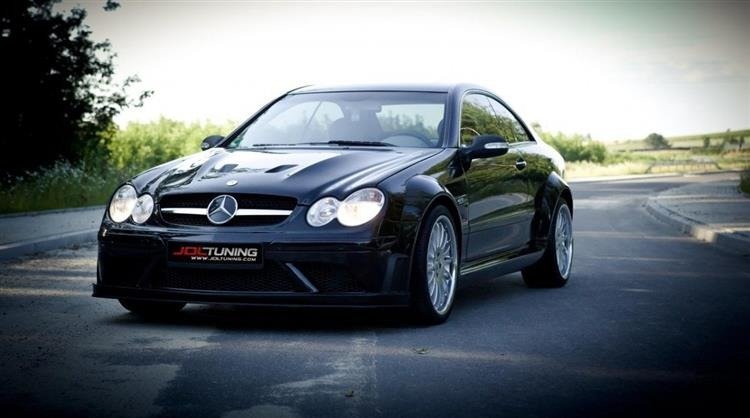 Komplett bodykit til Mercedes CLK W209 i Black Series-stil, alle fem deler vist samlet