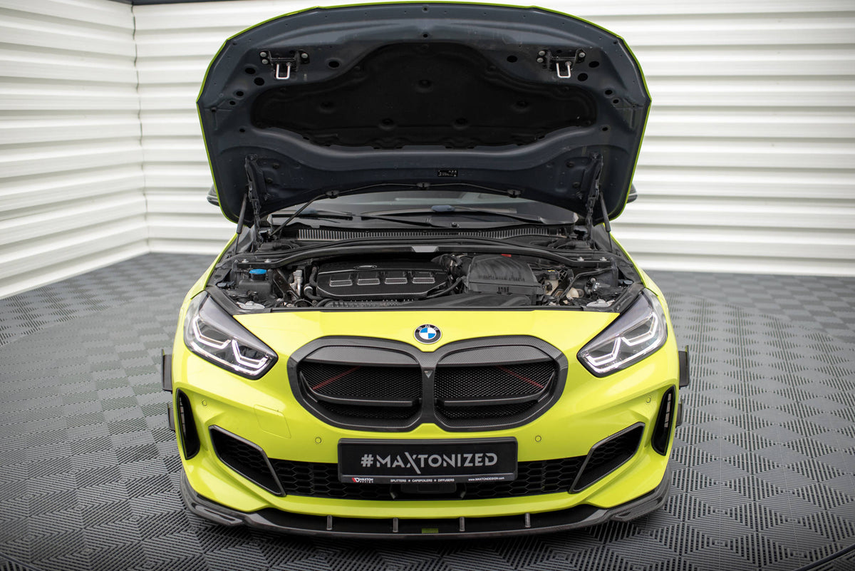 Motordeksel i prepreg-karbon for BMW M135i F70 montert i motorrom