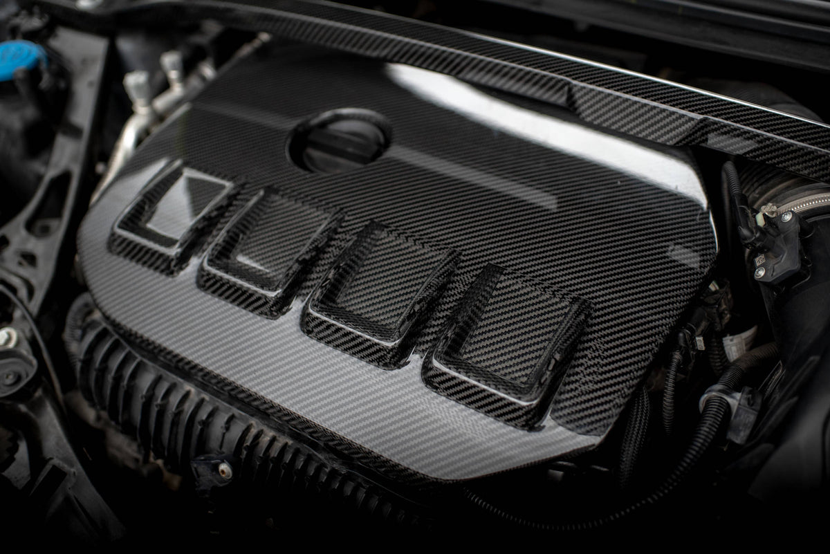 Karbon motordeksel til BMW M135i F40 sett ovenfra