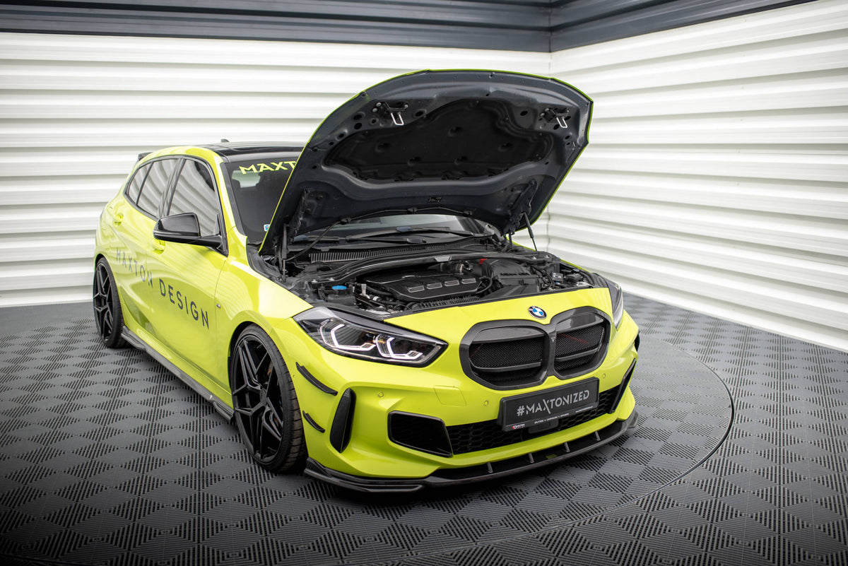 Nærbilde av ensartet karbonvev på toppstagdeksel til BMW M135i F70