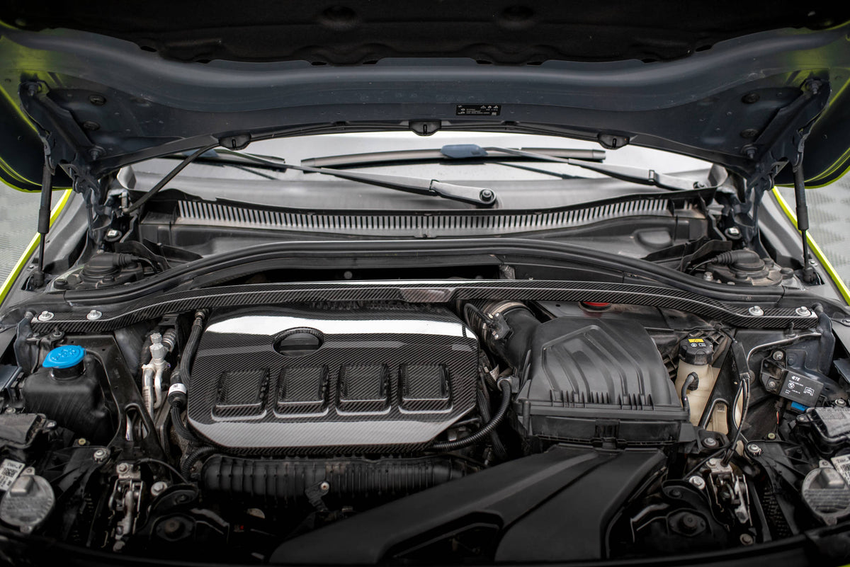 Toppstagdeksel i karbon til BMW M135i F40 montert i motorrommet