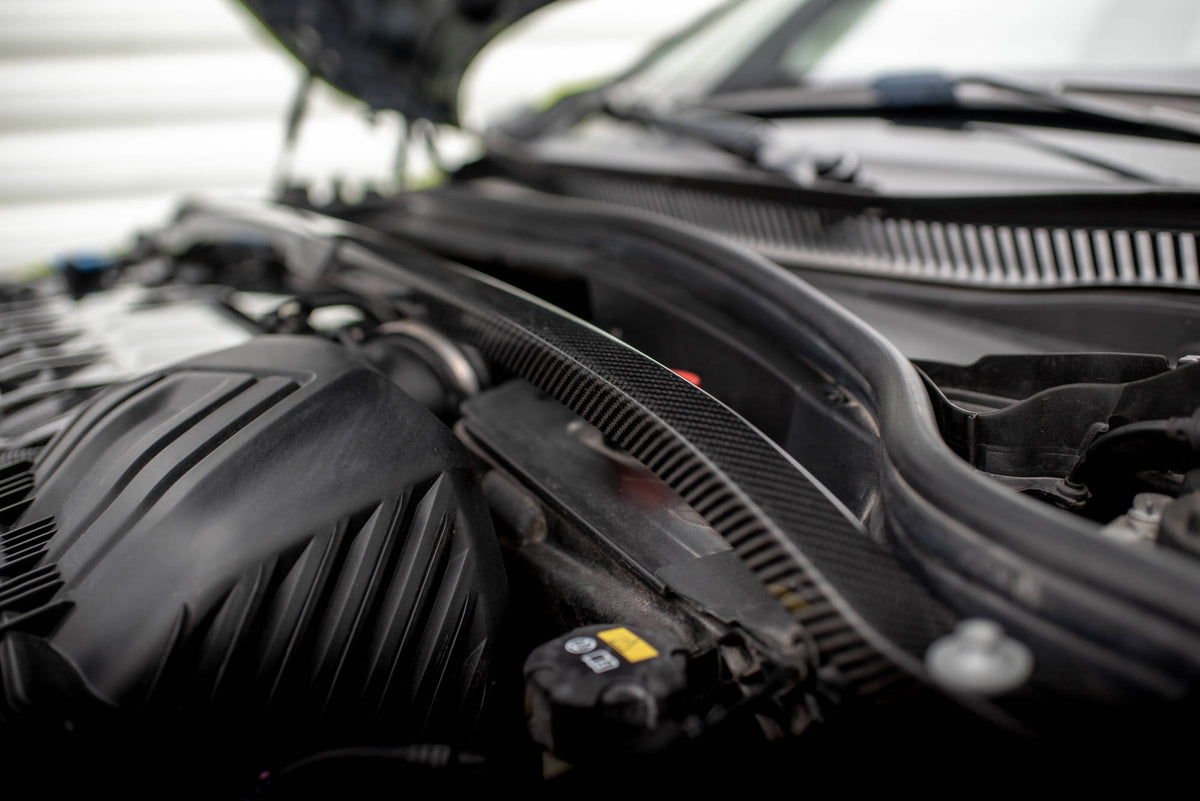 Toppstagdeksel BMW M135i F40 sett ovenfra i motorrommet