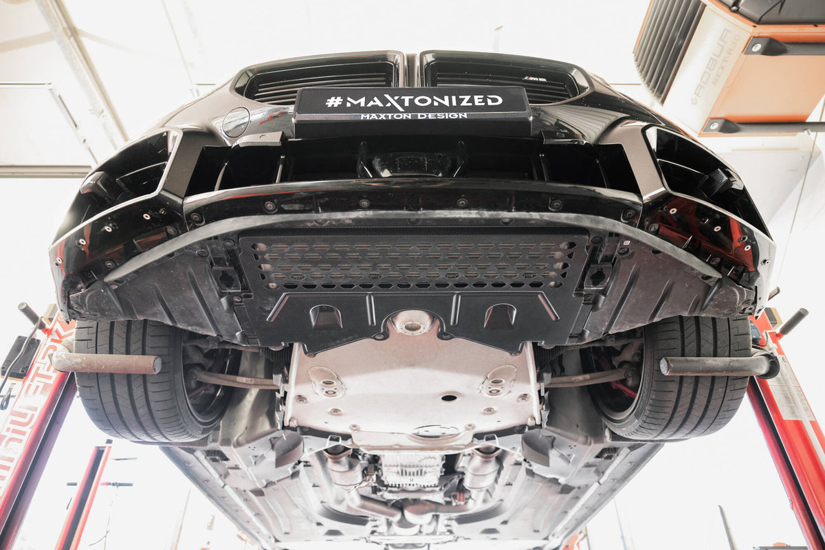 Nærbilde av Carbon Uniform Shape-finish på motorunderdeksel til BMW M2 G87