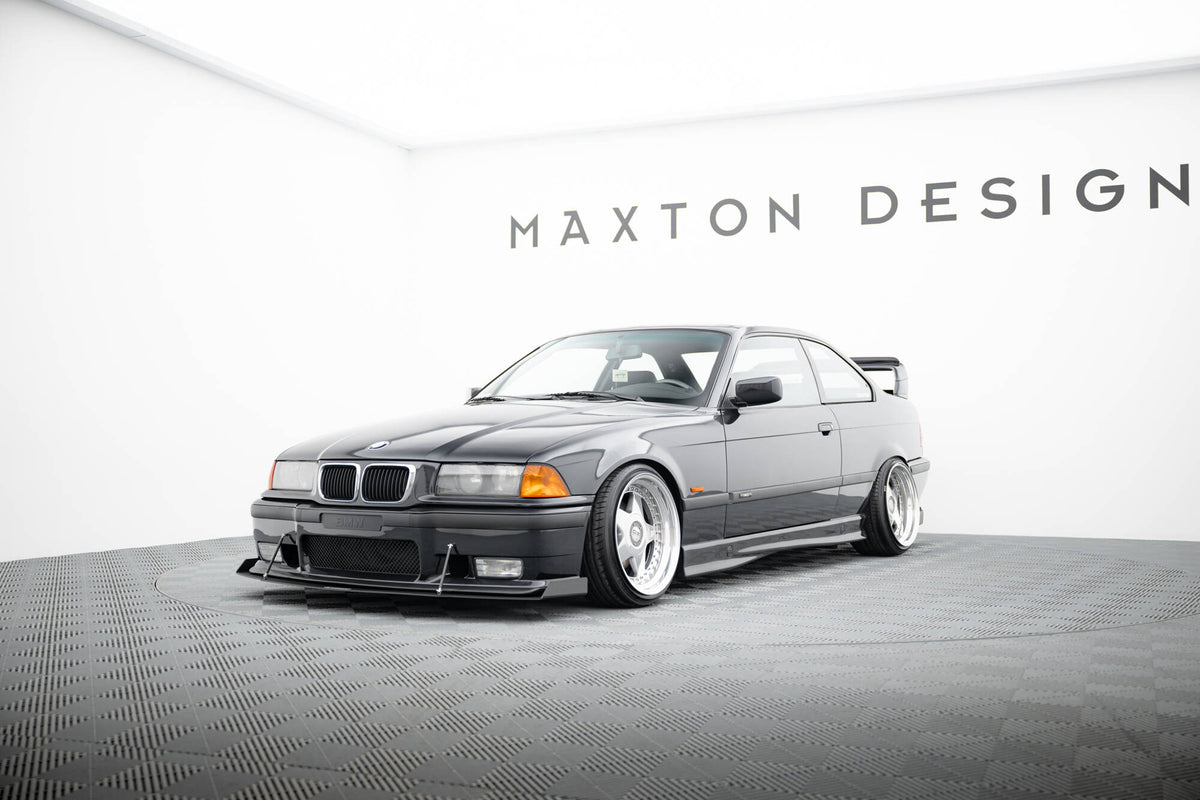 Front lip på BMW M3 E36 Coupe med brede felger og senket understell, fotografert i lyst studio.