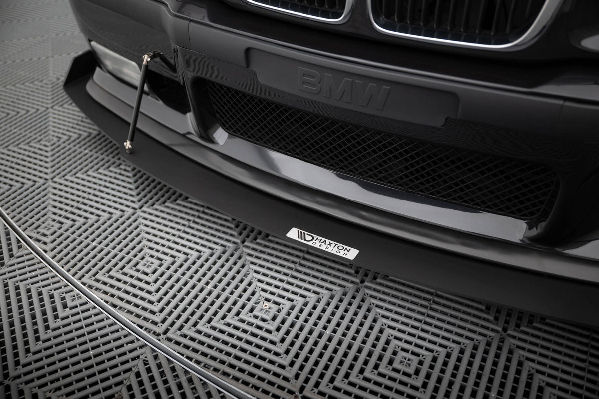 Spoiler til BMW M3 E36 Coupe 3 M-Pakke fra Maxton Design montert på bilfanger, sett skrått forfra.