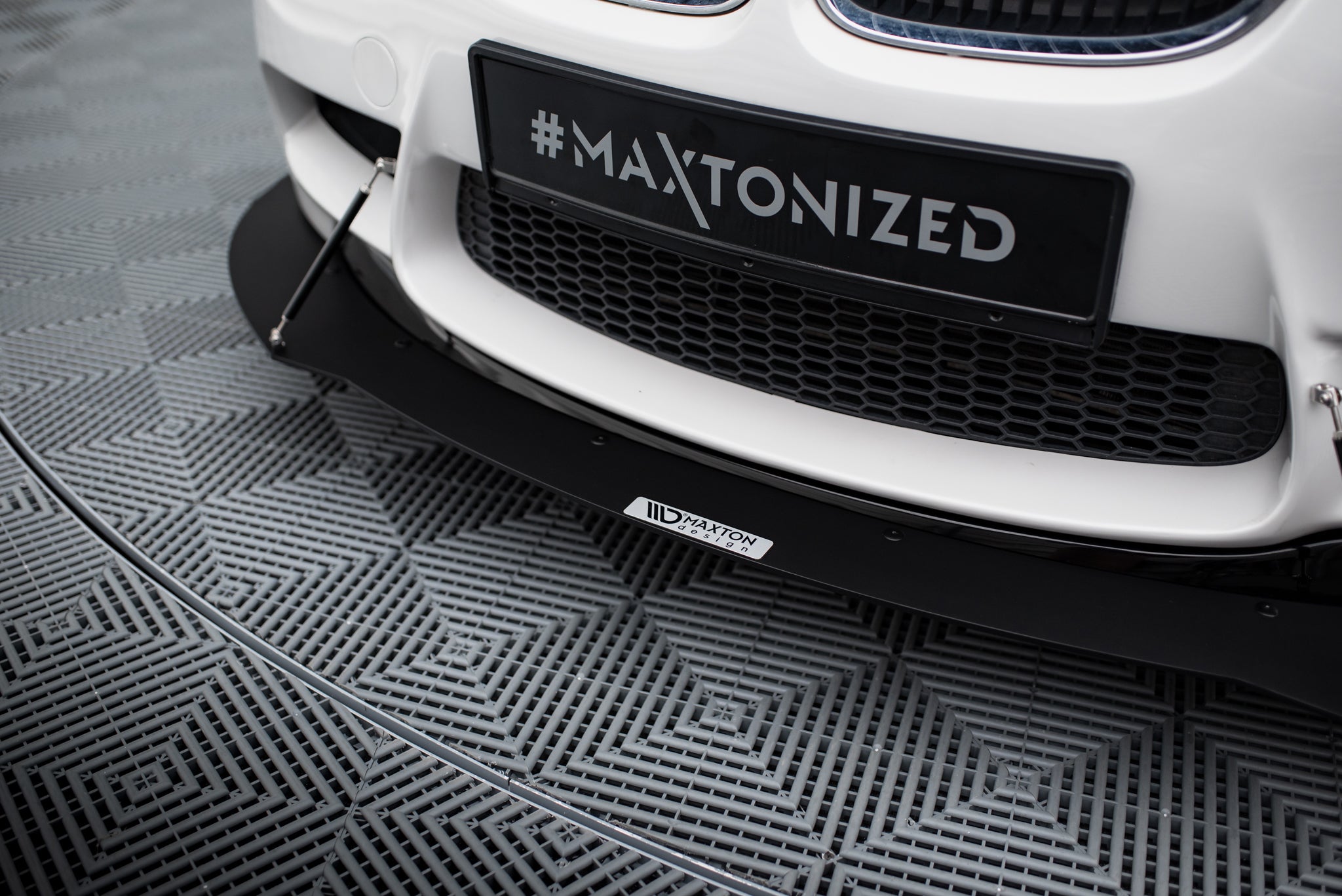 Spoiler til BMW M3 E92/E93 i sort materiale med Maxton Design-logo og detaljerte støttestag.