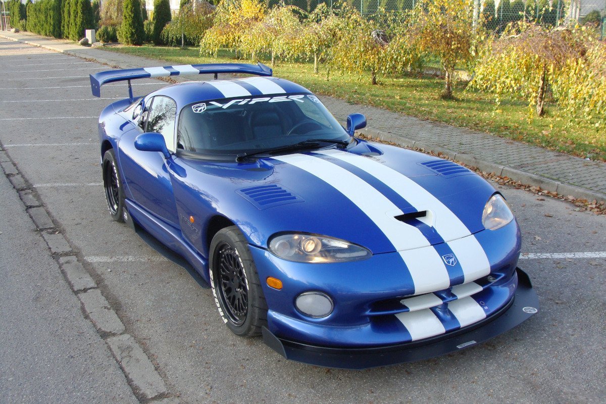 Spoiler på Dodge Viper GTs blå sportsbil med hvite striper, sett skrått forfra med sorte felger.