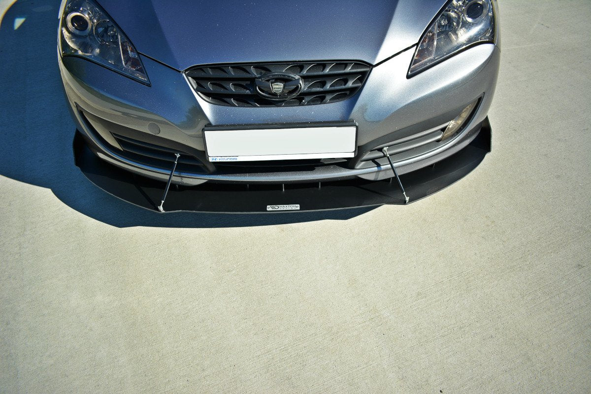 Spoiler til Hyundai Genesis Coupe MK1, sort frontsplitter med logo og metallstag sett ovenfra.